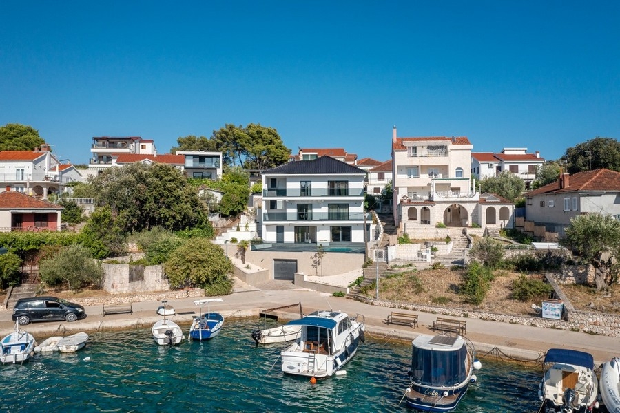 Moderne Villa am Meer mit Bootsanleger in Rogoznica