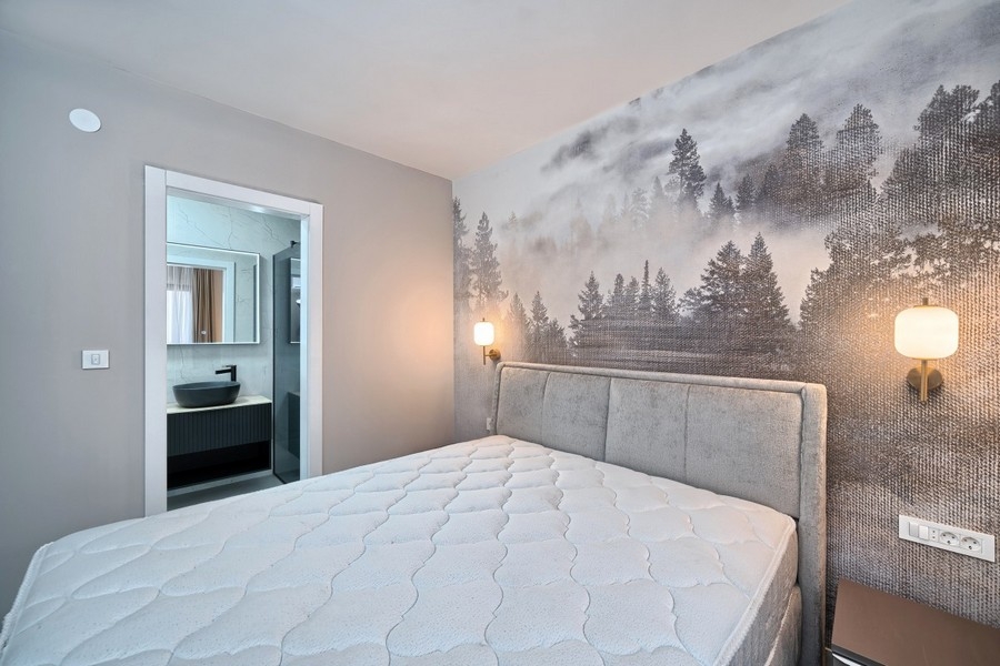 Schlafzimmer mit angrenzendem Badezimmer
