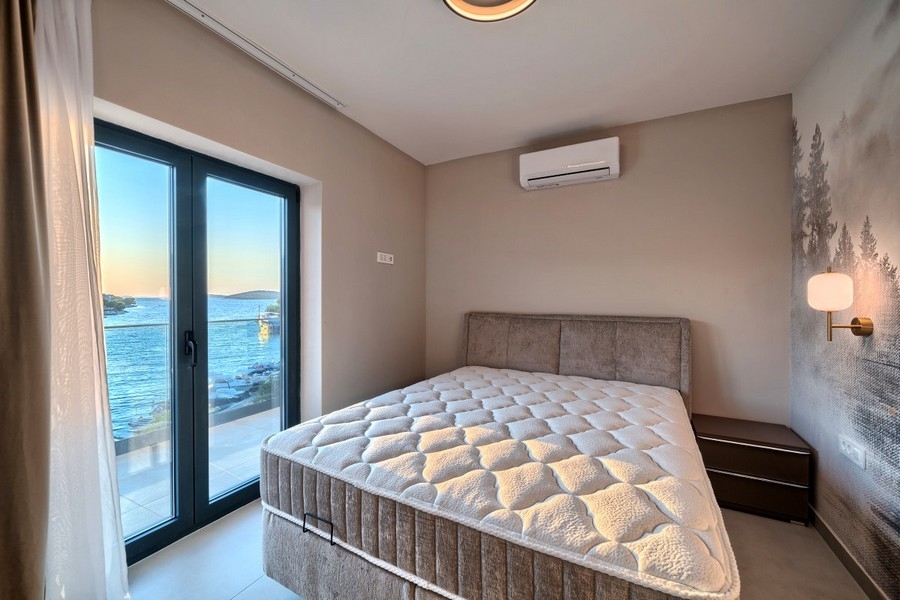 Schlafzimmer mit Meerblick und Balkonzugang