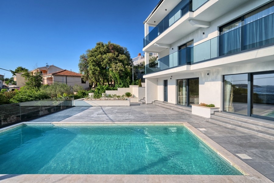 Moderne Villa mit Pool und großer Glasfront