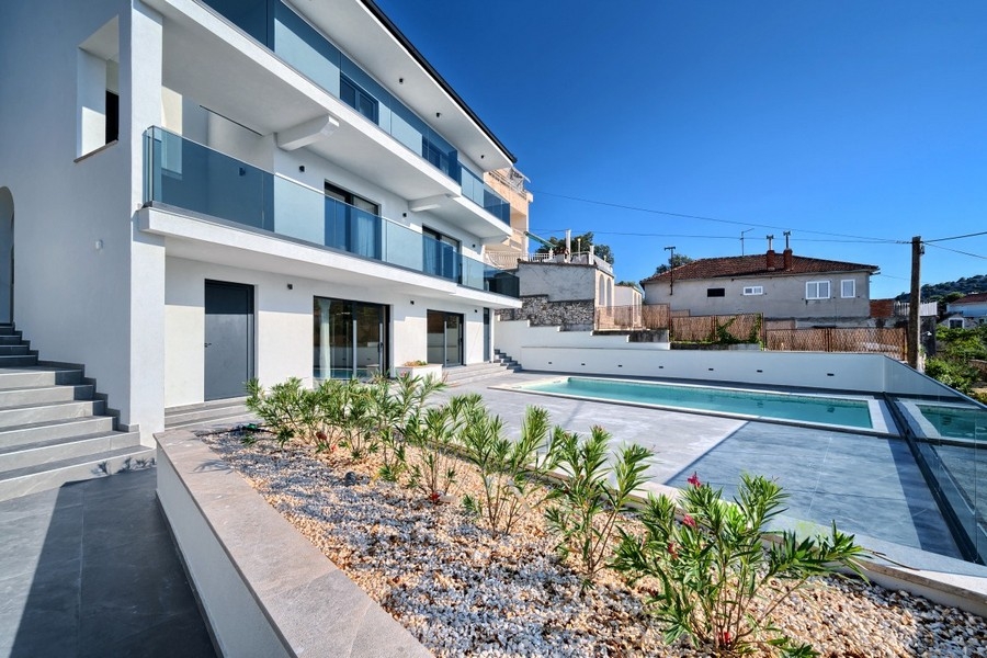 Villa mit Balkonen, Garten und Swimmingpool