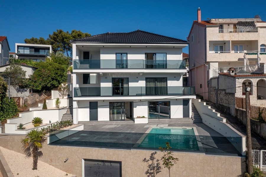 Villa mit Pool in mediterraner Lage
