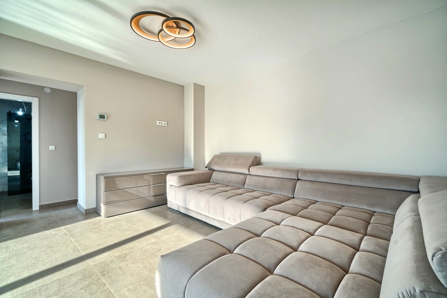 Wohnzimmer mit großem Ecksofa