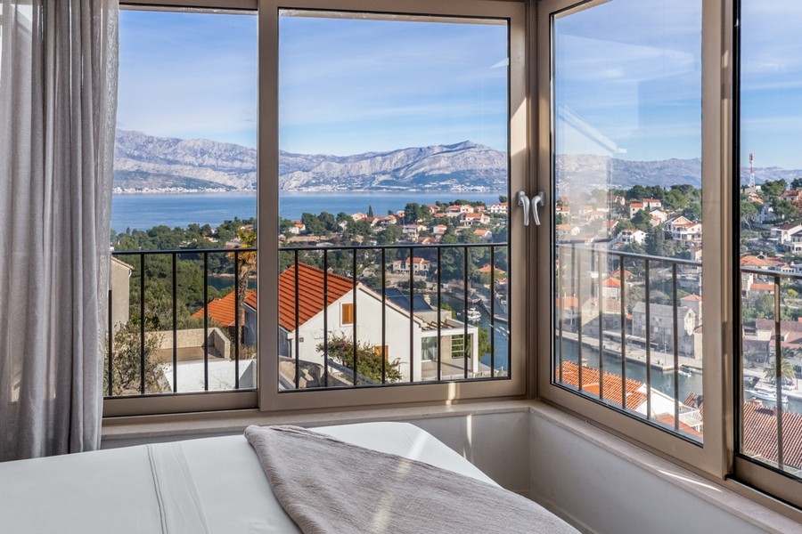 Große Fensterfront mit Blick auf das Meer