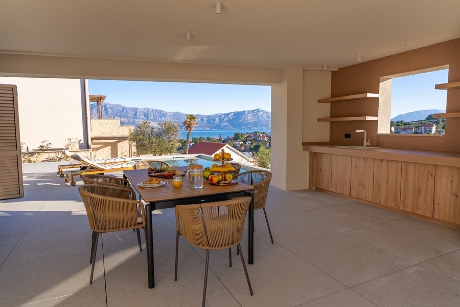 Überdachte Terrasse mit Essbereich und Außenküche