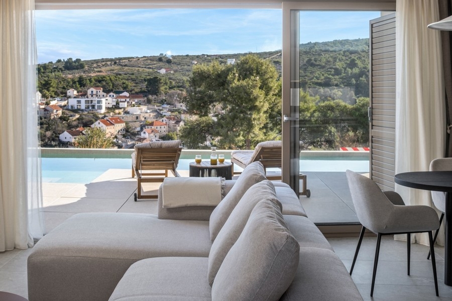 Wohnbereich mit großen Fensterflächen zur Terrasse