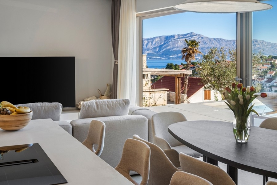 Heller Wohnbereich mit Sofa und Fernseher