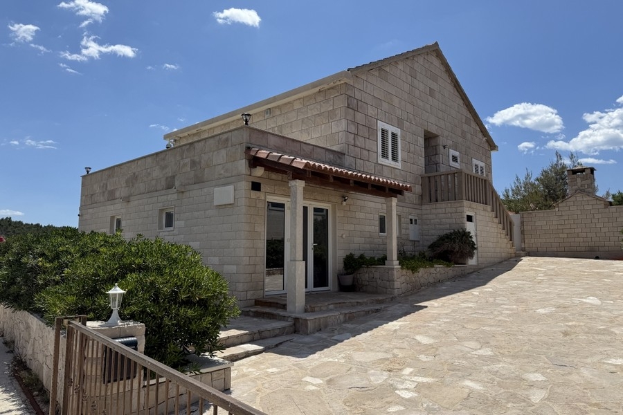 Steinhaus mit Terrasse auf der Insel Brac