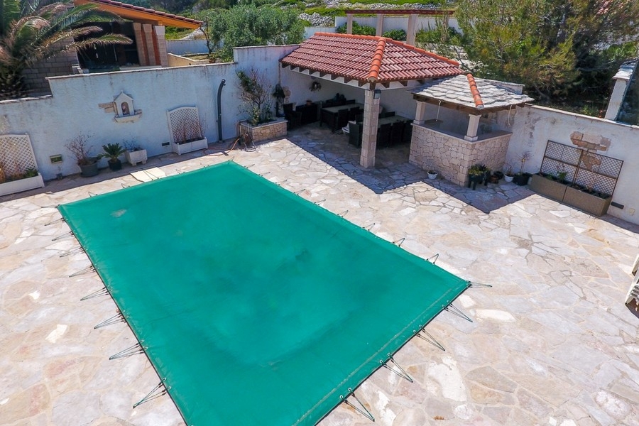 Swimmingpool mit überdachtem Loungebereich