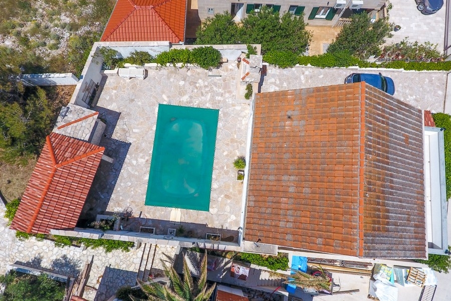 Luftaufnahme von Haus und Pool in Kroatien