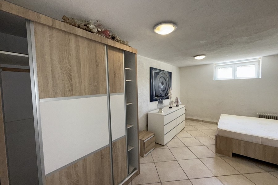 Schlafzimmer mit Kleiderschrank