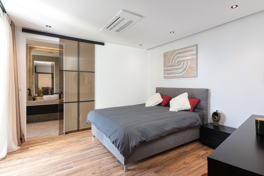 Schlafzimmer mit Bett und Schiebeschrank