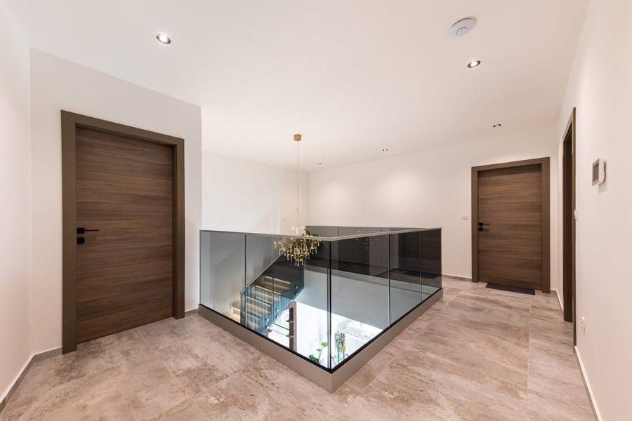 Galerie im Obergeschoss mit Glasgeländer