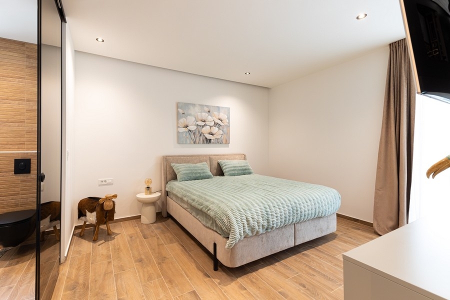 Schlafzimmer mit Doppelbett und Holzboden
