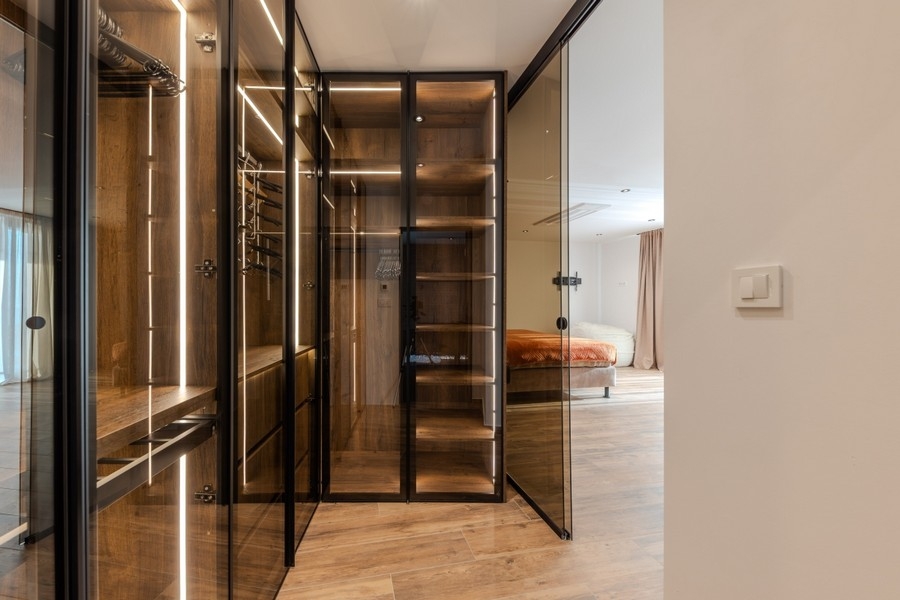 Begehbarer Kleiderschrank mit Glasfronten