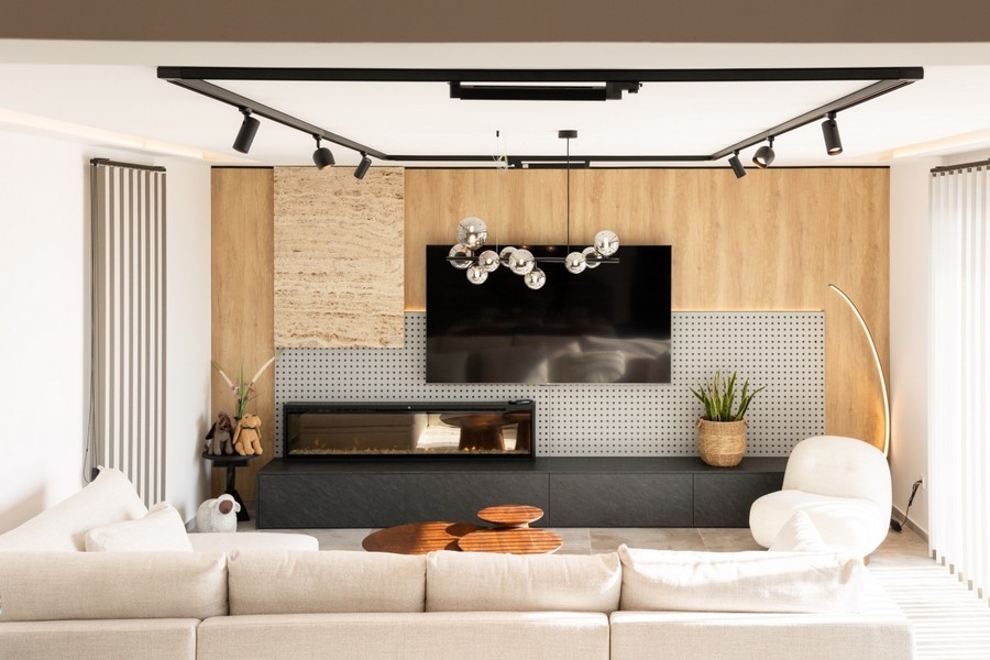 Wohnzimmer mit Kamin und Holzelementen