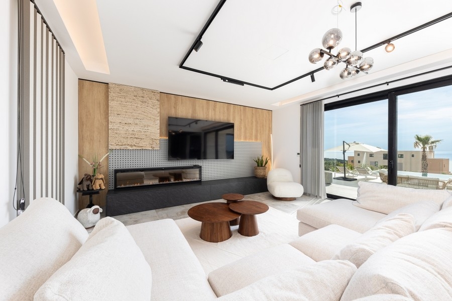 Heller Wohnraum mit Fensterfront und Meerblick