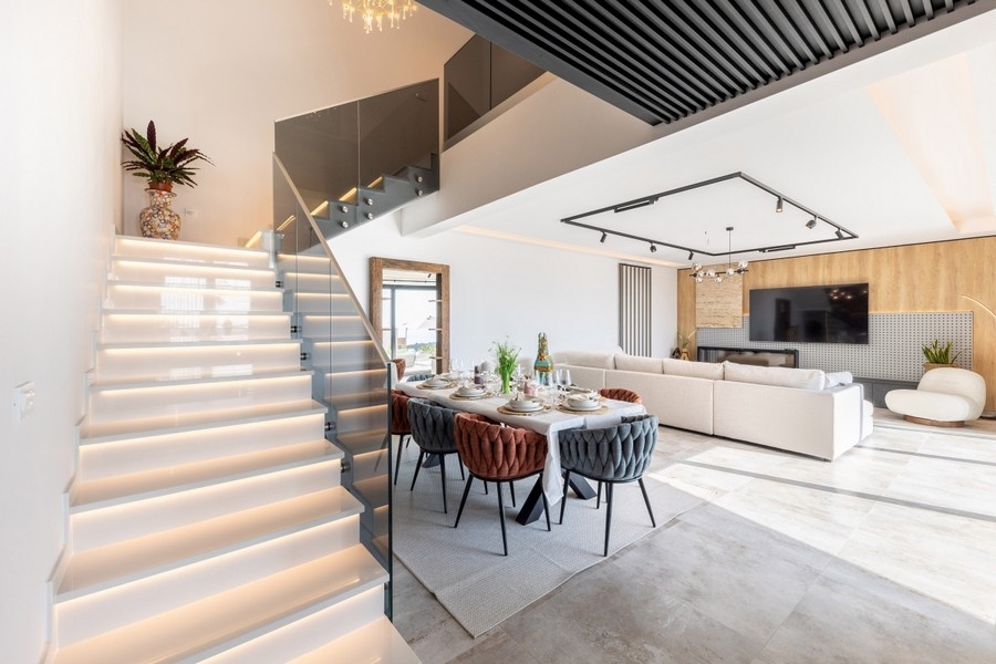 Offener Wohnbereich mit Treppe und Sitzgruppe