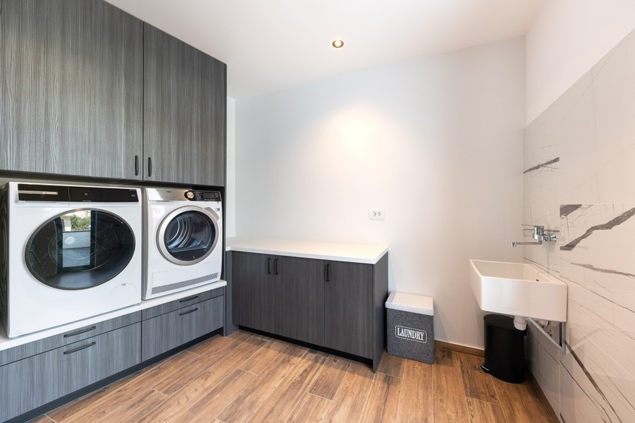 Hauswirtschaftsraum mit Waschmaschine und Trockner