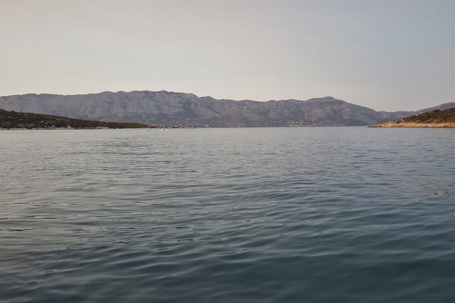 Blick über das Meer zur Küste von Brac