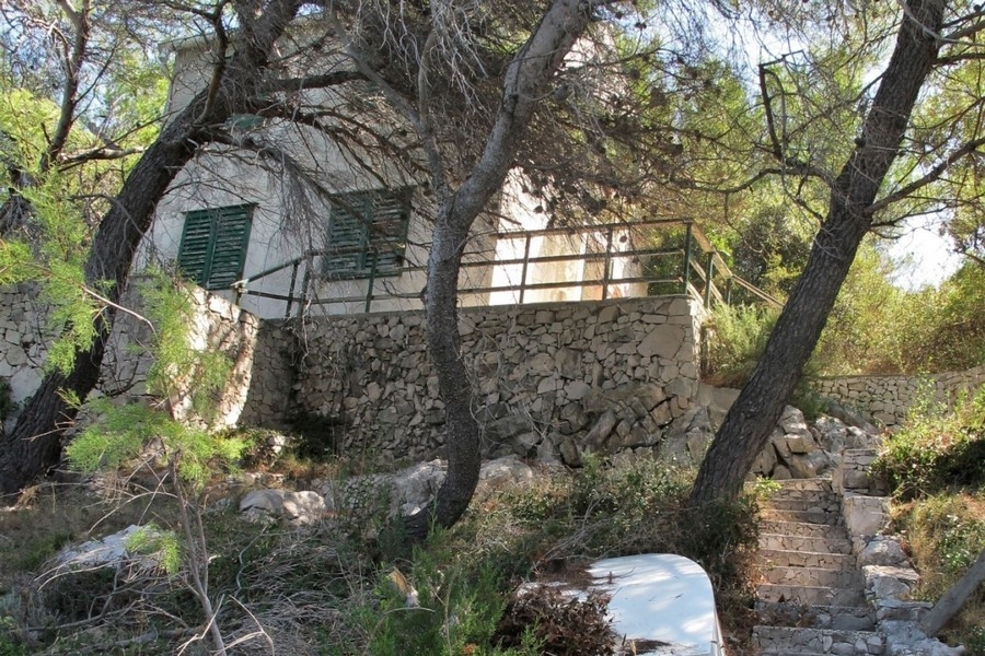 Steinhaus zwischen Pinien auf Brac
