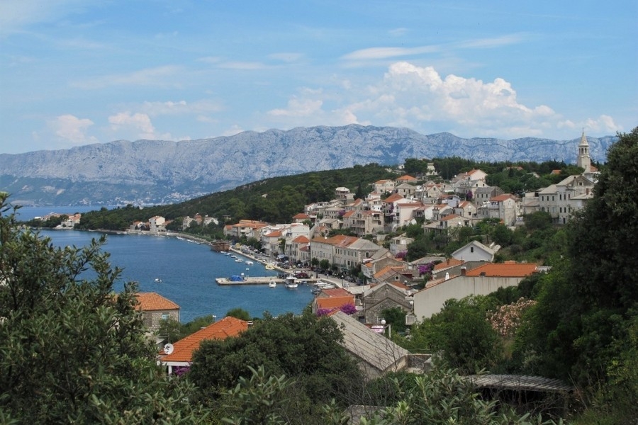 Küstenort auf der Insel Brac in Kroatien