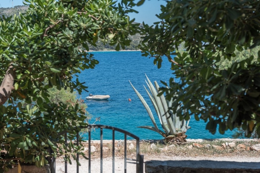 Meerblick auf die Bucht vom Garten des Hauses