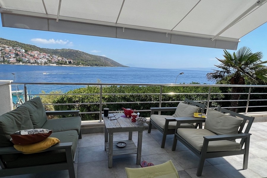 Terrasse mit Meerblick und elektrischer Markise
