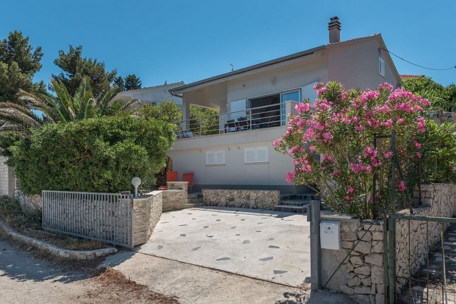 Hausansicht mit Garten auf Ciovo in Kroatien