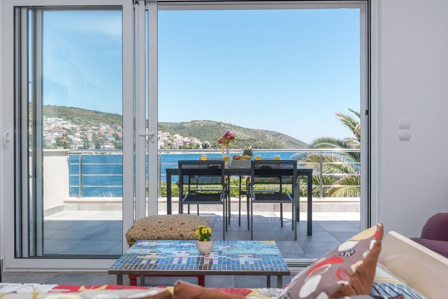 Heller Wohnraum mit Terrassenzugang und Meerblick