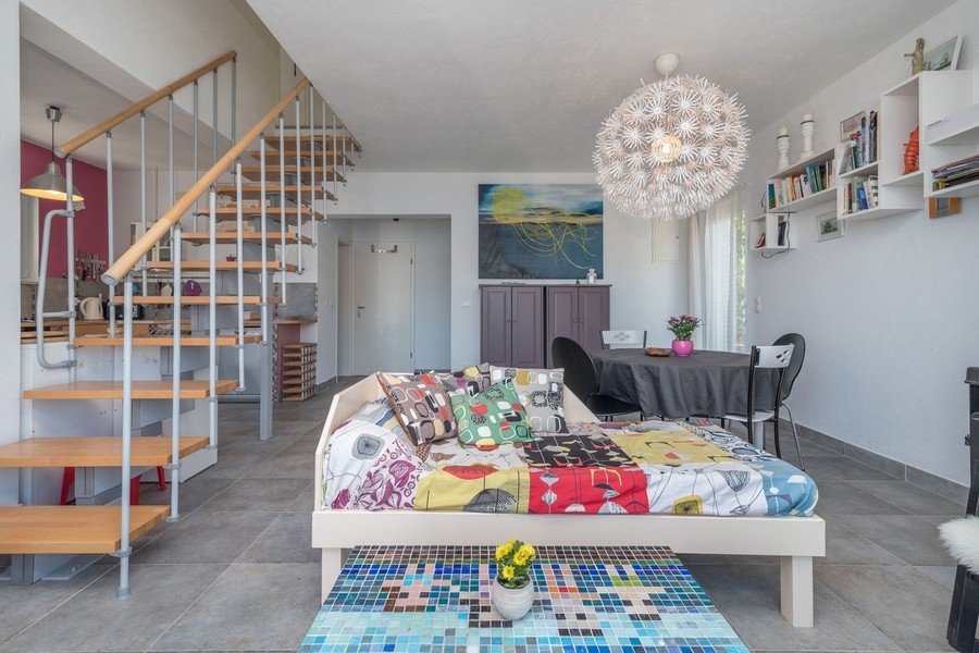 Offener Wohnbereich mit interner Treppe