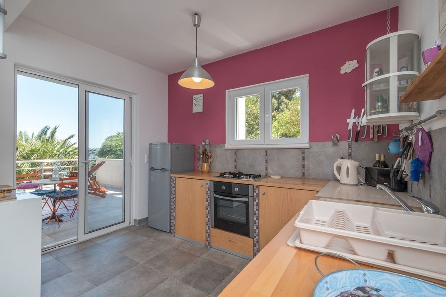 Küche mit Zugang zur Terrasse