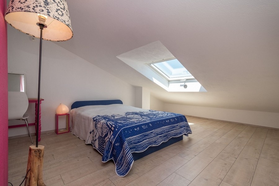 Schlafzimmer im Dachgeschoss mit Dachfenster