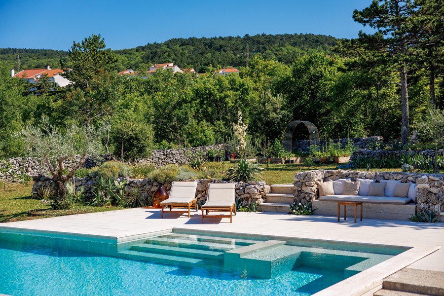 Gartenterrasse mit Lounge und mediterraner Bepflanzung