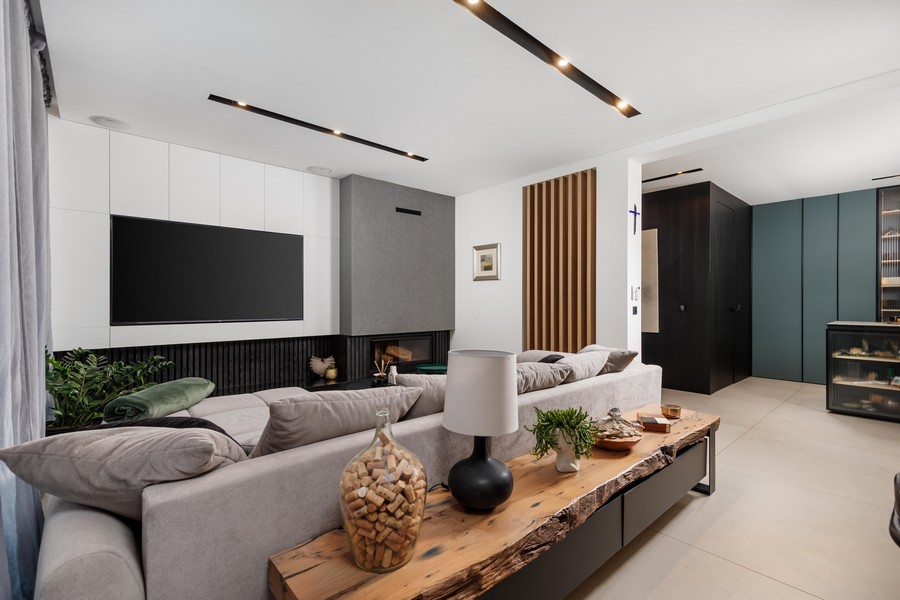 Heller Wohnbereich mit Kamin und Fernseher