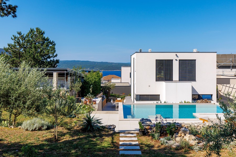 Villa mit Swimmingpool und Blick ins Grüne
