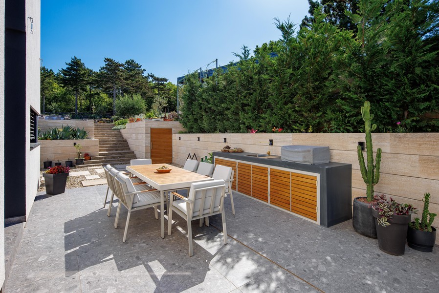 Überdachter Außenbereich mit Sommerküche und Grill