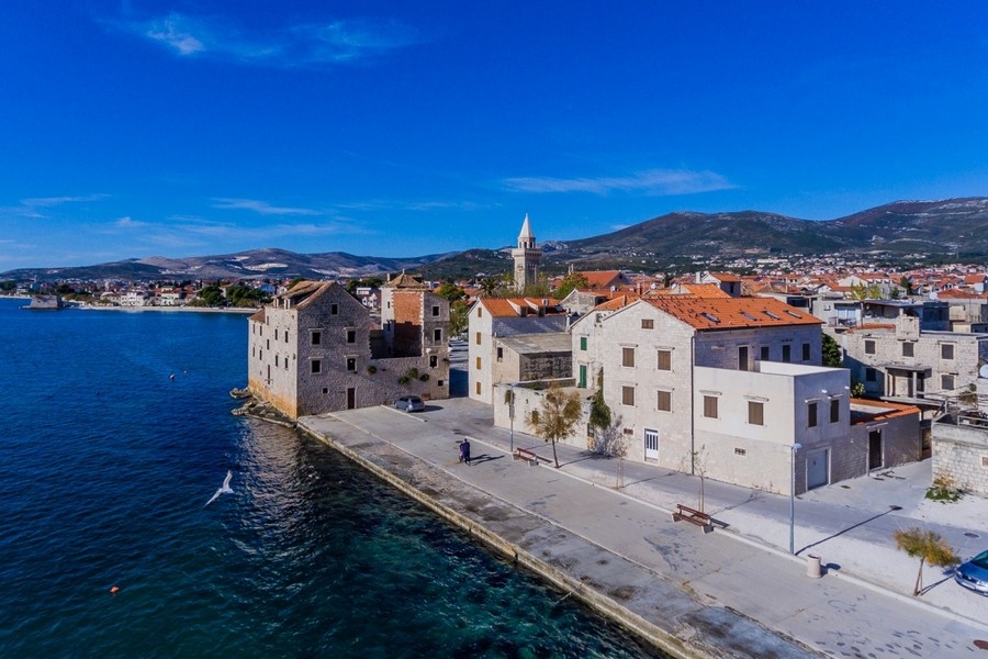 Historisches Steinhaus am Meer in Kastela