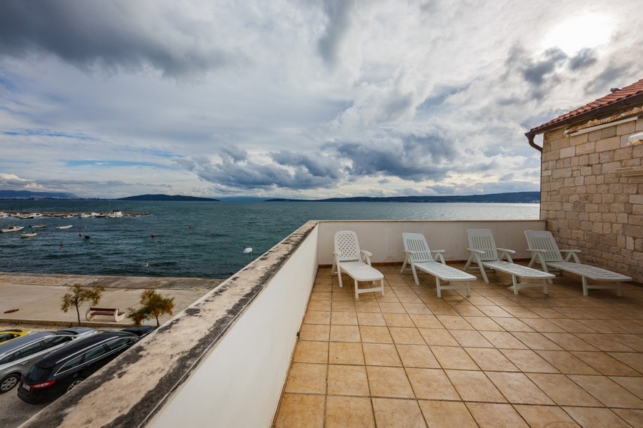 Sonnenterrasse mit Blick auf das Meer