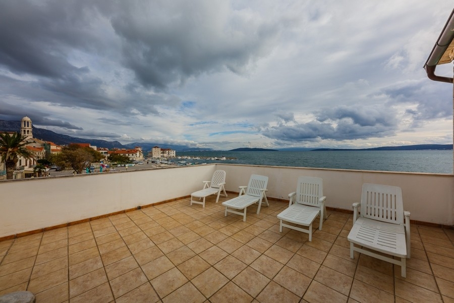 Terrasse mit Panoramablick auf das Meer in Kroatien