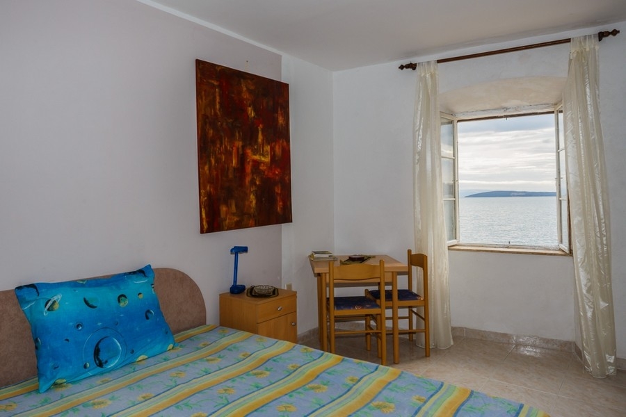 Heller Wohnraum mit Fenster und Meerblick