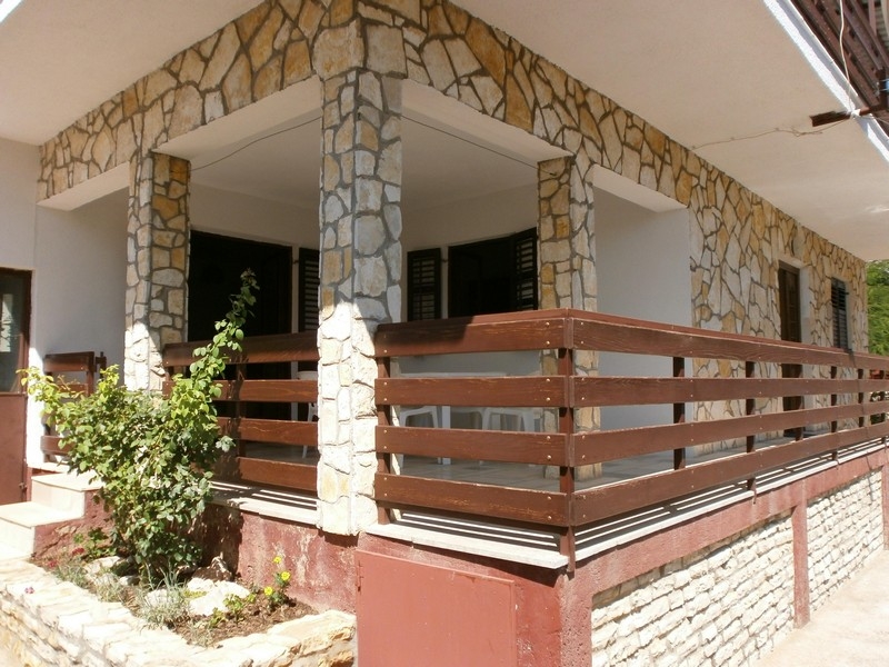 Überdachte Terrasse mit Steinsäulen