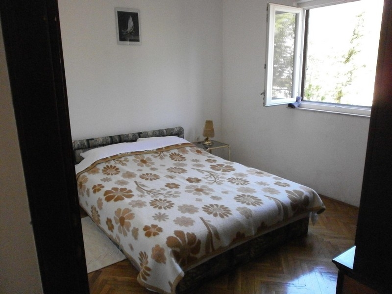 Helles Schlafzimmer mit Doppelbett