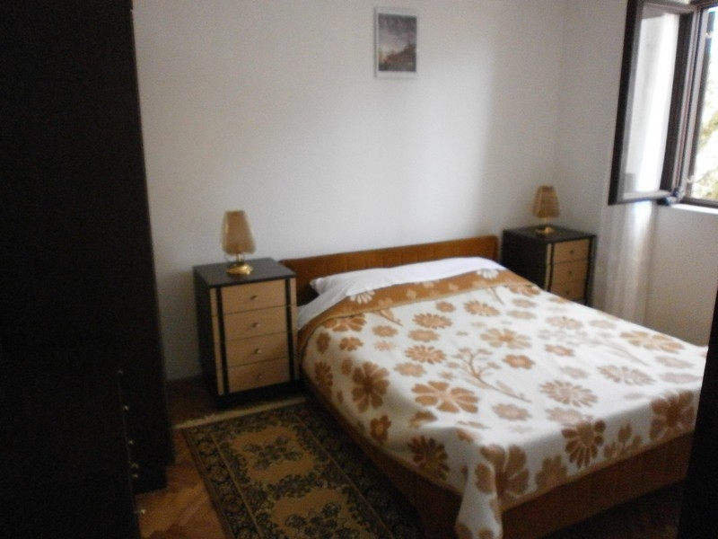Schlafzimmer mit Doppelbett und Nachttischen in Kroatien