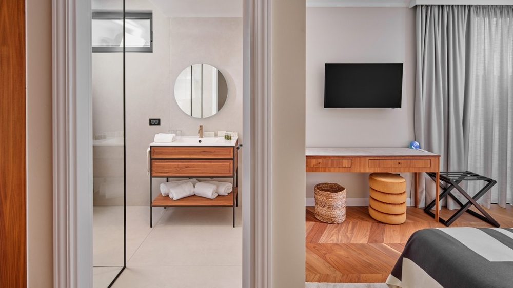 Schlafzimmer mit angrenzendem Badezimmer