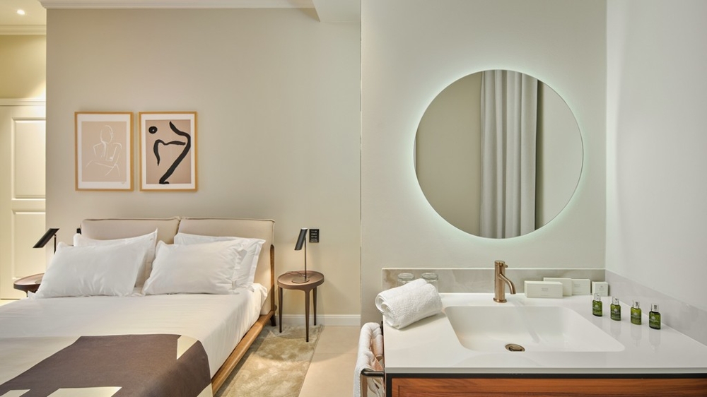 Schlafzimmer mit Waschtisch und Spiegel