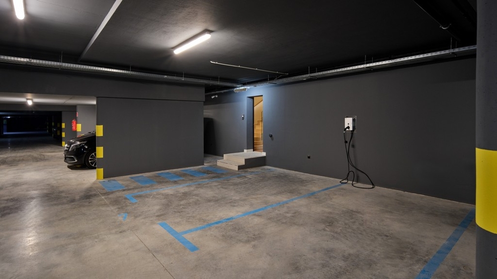 Tiefgarage mit Stellplatz und Ladestation