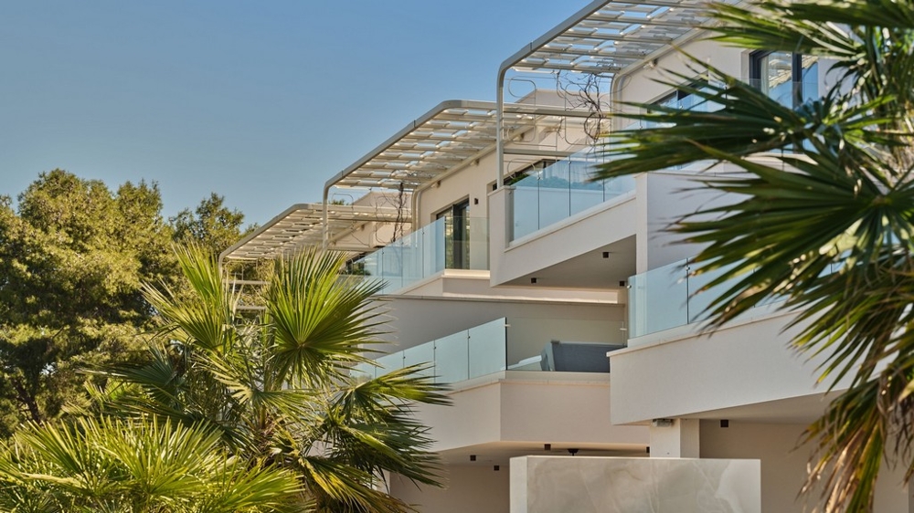 Terrassen mit Glasgeländer und Pergola