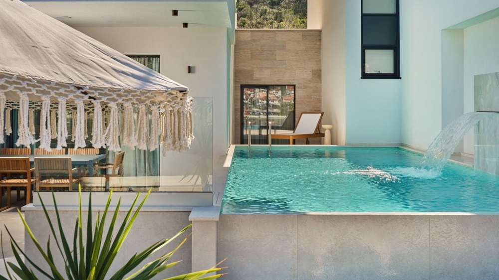 Terrasse mit Pool und Wasserspiel