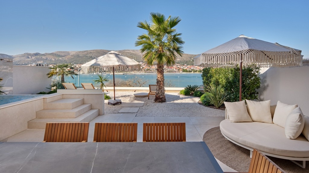 Sonnenterrasse mit Lounge und Meerblick